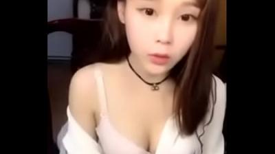 高颜值长相清纯萌妹子KIKI第三部性感开档黑丝自慰喷水